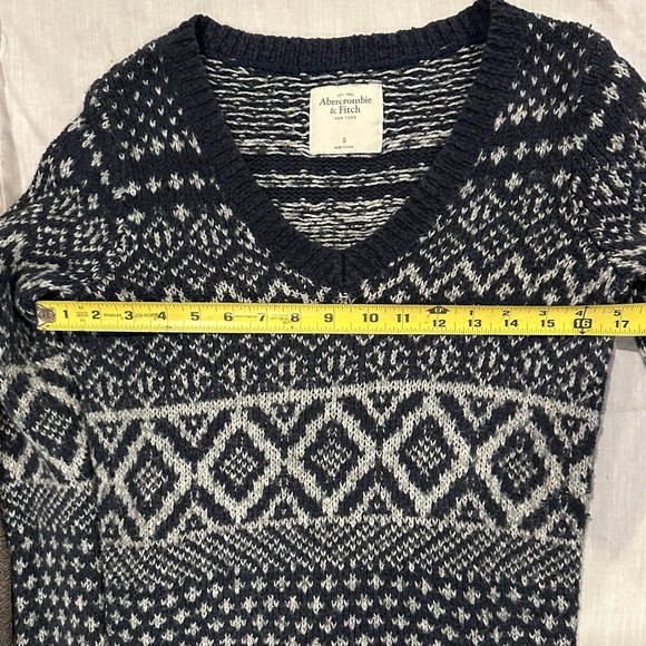 Abercrombie & Fitch Navy Fair Isle Nordic Knit V-Neck Sweater Small - Picture 4 of 6